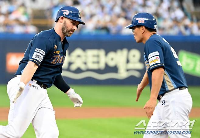 7일 대구 삼성라이온즈파크에서 열린 NC와 삼성의 경기, 3회초 NC 데이비슨이 솔로홈런을 치고 이종욱 3루 코치와 기쁨을 나누고 있다. 대구=허상욱 기자 wook@sportschosun.com/2024.09.07/