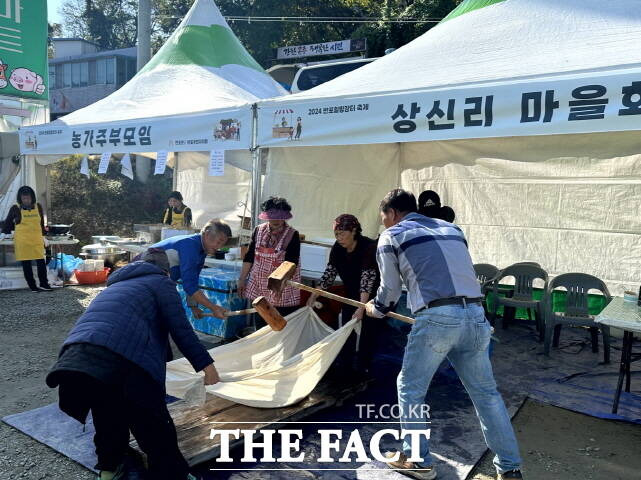 충남 공주시 반포면이 지난 주말 반포면 공암리 반포농협 주차장 일원에서 ‘2024 반포힐링장터 축제’를 열고 있다. /공주시