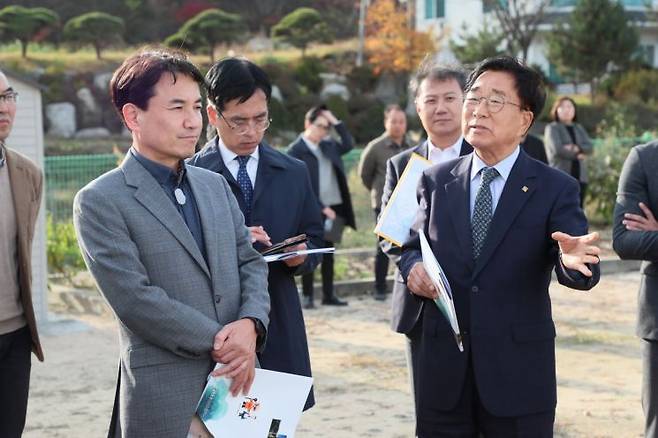 김진태 강원특별자치도지사(사진 왼쪽)가 4일, 지난 주 강원특별법 첫 권한행사로 국내에서 처음으로 농촌활력촉진지구로 지정한 철원군을 찾아 추진 이현종 철원군수로부터 현황과 조성 계획 설명 등 현장의 목소리를 듣고 있다. 사진=강원특별자치도청 제공