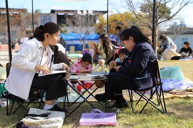 지난 2~3일 전북 부안군에서 열린 '제2회 한국동시축제' 백일장 모습.[사진제공=부안군]