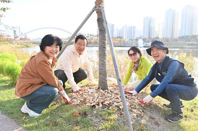 하남시 시민들이 지난 4일 '내 나무 비료 주기'행사를 진행하고 있다. 하남시 제공