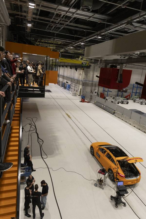 메르세데스-벤츠 EQS 충돌 테스트 장면과 충돌테스트에 사용하는 더미 / 사진=메르세데스-벤츠