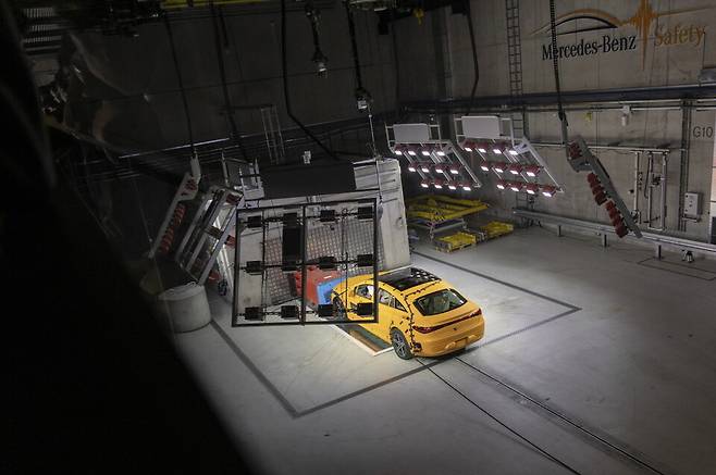 메르세데스-벤츠 EQS 충돌 테스트 장면과 충돌테스트에 사용하는 더미 / 사진=메르세데스-벤츠