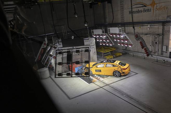 메르세데스-벤츠 EQS 충돌 테스트 장면과 충돌테스트에 사용하는 더미 / 사진=메르세데스-벤츠