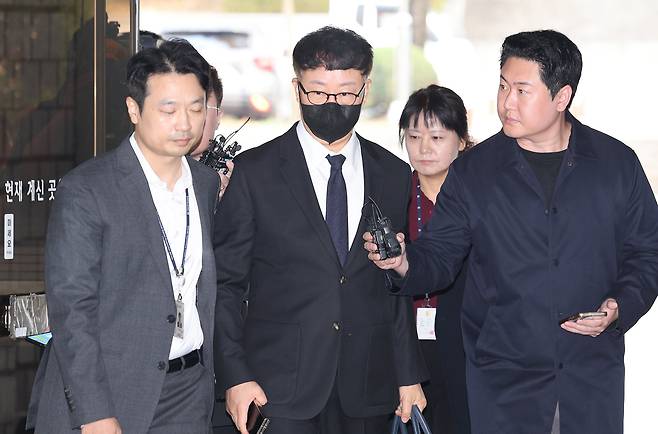 안마 의자 회사 바디프랜드 창업주인 강웅철 전 이사회 의장이 4일 오전 서울 서초구 서울중앙지방법원에서 열린 영장실질심사에 출석하고 있다./뉴스1
