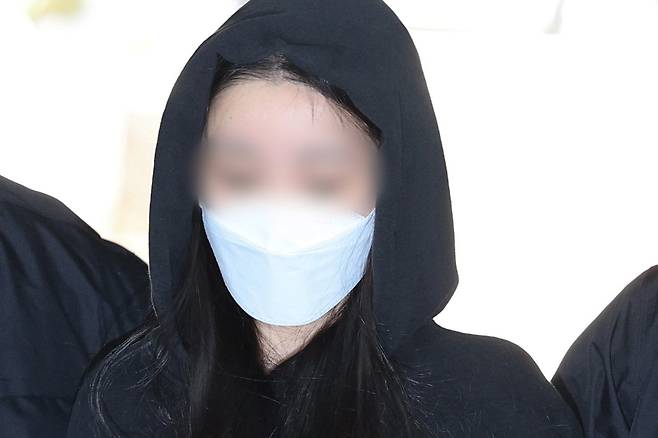 김씨가 4일 오후 서울 서초구 서울중앙지방법원에서 열린 영장실질심사에 출석하고 있다. /뉴스1