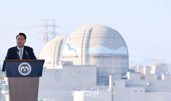 윤석열 대통령이 지난달 30일 경북 울진군 한국수력원자력 한울원자력본부에서 열린 '신한울 원전 1·2호기 종합준공 및 3·4호기 착공식'에서 축사를 하고 있다.ⓒ뉴시스