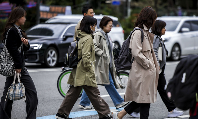 두꺼운 옷차림을 한 시민들이 이동하고 있다.ⓒ뉴시스