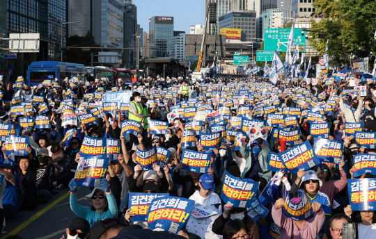 지난 11월2일 서울 중구 서울역 일대에서 더불어민주당 주최로 열린 김건희 윤석열 국정농단 규탄·특검 촉구 국민행동의날에서 참가자들이 '김건희를 특검하라!' 손팻말을 들어보이며 구호를 외치고 있다.<연합뉴스 사진>