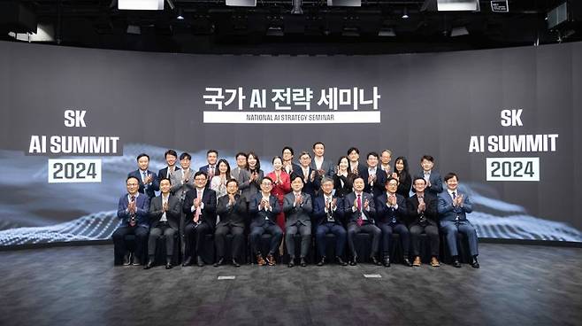 김지현 SK경영경제연구소 부사장, 한순구 연세대 경제학부 교수, 허성욱 정보통신산업진흥원(NIPA) 원장, 유영상 SK텔레콤 CEO, 강도현 과기정통부 제2차관, 이원우 서울대 법학전문대학원 교수, 손승현 한국정보통신기술협회(TTA) 회장(앞줄 왼쪽 두 번째부터)이 기념사진을 찍고 있다. SKT 제공