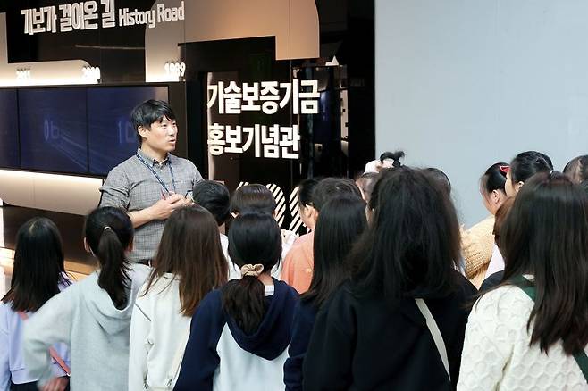 5일 국립부산과학관에서 팝업과학관 체험행사에서 기보 직원이 학생들에게 이야기를 하고 있다. 기보 제공