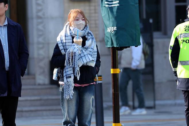 전날보다 아침 기온이 10도이상 떨어진 5일 오전 서울 종로구 광화문광장에서 시민들이 두꺼운 옷차림을 한 채 걸어가고 있다. 정용일 선임기자