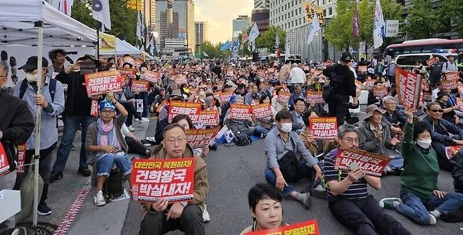 촛불행동이 지난달 5일 연 ‘윤석열 퇴진 김건희 특검 109차 촛불 대행진’에서 시민들이 손팻말을 들어 보이고 있다. 방준호 기자