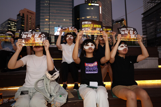 지난 8월30일 저녁 서울 강남역 10번 출구 앞에서 ‘#딥페이크 성범죄 아웃(OUT) 말하기 대회’가 열려 참가자들이 구호를 외치고 있다. 정용일 선임기자 yongil@hani.co.kr