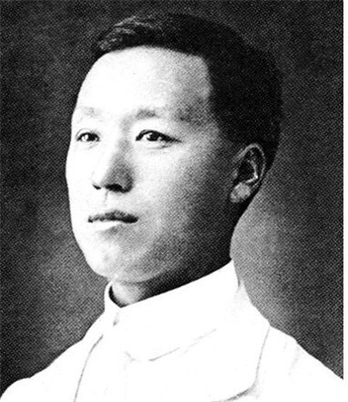 관민공동회가 열릴 무렵 제국신문 편집장으로 일하고 있던 이승만(1875~1965)은 고종의 배신에 항의하는 만민공동회를 개최하는 데 주도적인 역할을 했다. 하지만 곧 박영효 쿠데타 음모사건에 연루돼 1899년 1월9월 체포·투옥됐다. 그로 인해 1904년 8월까지 5년7개월에 걸쳐 감옥 생활을 하게 된다. 윤치호는 자신의 영문 일기에서 젊은 시절의 이승만에 대해 ‘너무 급진적’이라는 평가를 내리고 있다. 그랬던 그도 나이가 들며 완고한 독재자로 변해간다. 한겨레 자료사진