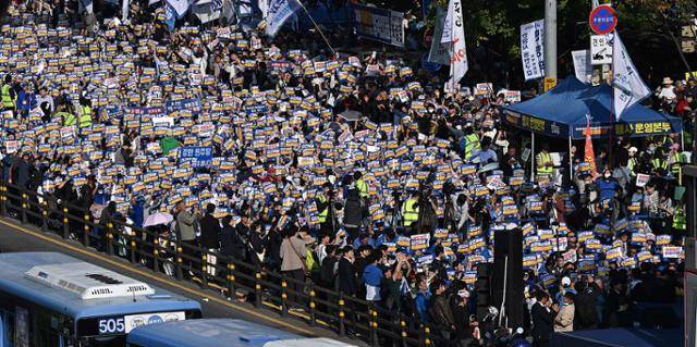 지난 2일 오후 서울 중구 서울역 인근에서 열린 ‘김건희 국정농단 범국민 규탄대회’에서 참가자들이 구호를 외치고 있다. 뉴스1