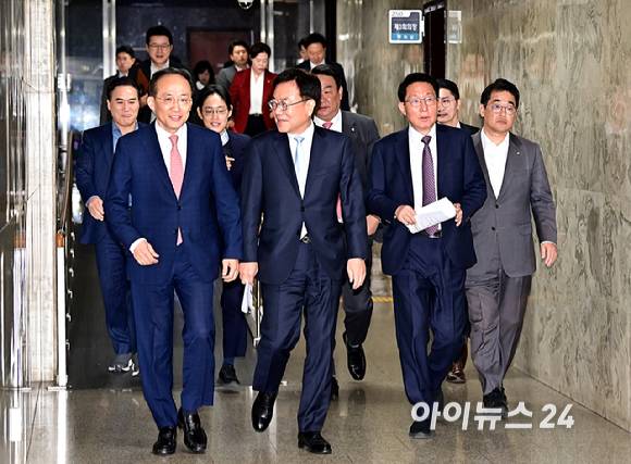 추경호 국민의힘 원내대표와 지도부들이 5일 오전 서울 여의도 국회에서 열린 원내대책회의에 참석하고 있다. [사진=곽영래 기자]