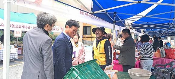 김대권 수성구청장(왼쪽 2번째)이 2024 수성구 사회적경제 특별판매전 ‘가을엔 위드숍’ 부스를 둘러보고 있다 [사진=수성구]