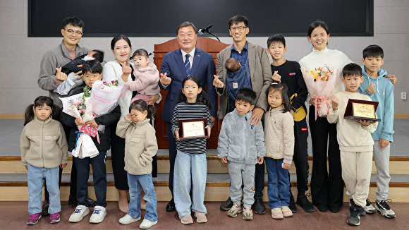 5일 오전 김윤철 경상남도 합천군수(뒷줄 가운데)가 합천군청 대회의실에서 육둥이 두 가구 가족들에게 군수 표창을 수여하고 기념촬영을 하고 있다. [사진=경상남도 합천군]