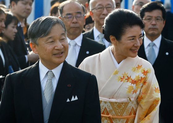 지난달 30일 일본 도쿄 황궁 정원에서 열린 가을 정원 파티에 참석한 나루히토 일왕(왼쪽)과 마사코 왕비. AFP=연합뉴스