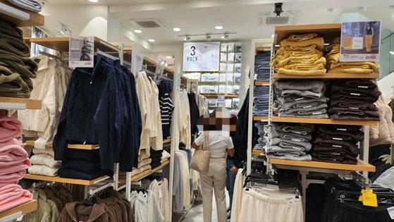 4일 서울의 한 SPA 브랜드 매장에서 반소매 티셔츠 차림의 여성이 겨울 옷을 쇼핑하고 있다. 김서원 기자