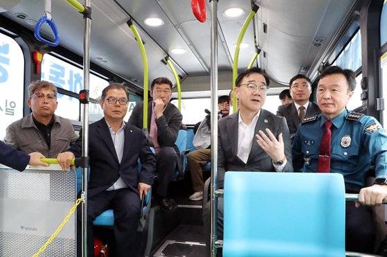 경남 하동군은 지난달 14일 전국 최초로 농촌 지역에서 읍내를 순환하는 자율주행 셔틀버스를 시범도입했다. 사진 하동군