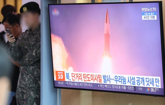 북한이 단거리 탄도미사일(SRBM)을 발사한 지난 9월 18일 서울역 대합실에서 시민들이 관련 보도를 보고 있다.   연합뉴스