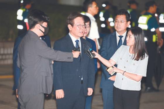 이재명 더불어민주당 대표가 지난 9월 30일 오후 서울 서초구 서울중앙지방법원에서 열린 '위증교사 혐의' 1심 결심 공판을 마친 후 법정을 나서며 취재진의 질문에 답하고 있다. 이날 검찰은 이 대표에게 징역 3년을 구형했다. 뉴스1