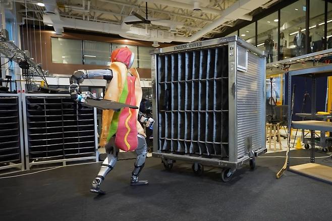 핼러윈 복장을 한 아틀라스가 옮겨진 보관함의 위치를 찾아 움직이는 모습./사진=현대차그룹