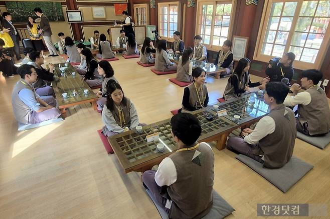 2일부터 1박2일 간 전남 장성군 백양사에서 열린 '나는 절로, 백양사' 행사 중 1:1 차담 시간 / 사진=성진우 기자