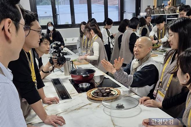 2일부터 1박2일 간 전남 장성군 백양사에서 열린 '나는 절로, 백양사'. 사찰 음식 테험 중 정관 스님이 직접 조리 과정을 설명하고 있다. /사진=성진우 기자