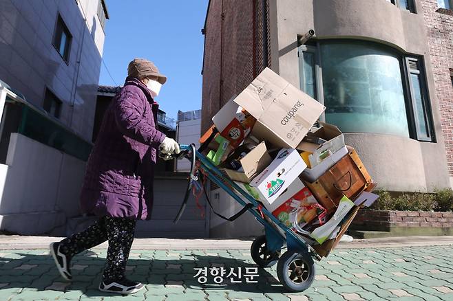 한 노인이 서울 중랑구 일대에서 폐지 수집 노동을 하고 있다.  한수빈 기자