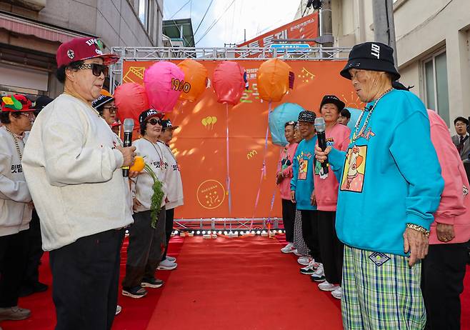 경북 칠곡군 왜관읍에서 열린 쩜오골목축제에서 지난 2일 칠곡할매래퍼그룹 ‘수니와 칠공주’(오른쪽)와 ‘텃밭 왕언니’(왼쪽)의 랩배틀이 펼쳐지고 있다. 칠곡군 제공