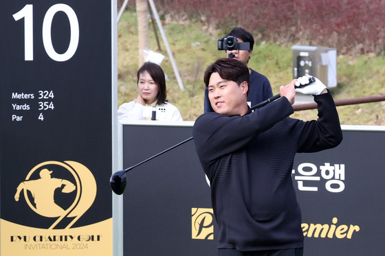 Ryu Hyun-jin tees off at a charity golf tournament hosted by the Ryu Hyun-jin Foundation and Shinhan Bank at Bella Stone Country Club in Hoengseong, Gangwon on Monday.  [YONHAP]