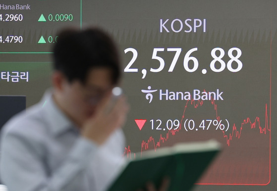 A screen in Hana Bank's trading room in central Seoul shows the Kospi closing at 2,576.88 points on Tuesday, down 0.47 percent, or 12.09 points, from the previous trading session. [NEWS1]