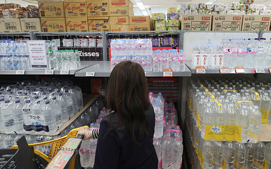 A stall packed with bottled spring water at a supermarket in downtown Seoul in March last year [YONHAP]