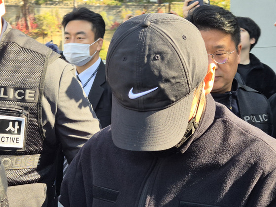 The Army officer that killed a woman, chopped up the body and dumped it into the Bukhan River, Gangwon, exits the warrant review hearing held at Chuncheon District Court on Tuesday. [PARK JIN-HO]