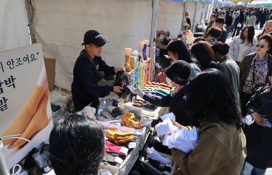 Visitors wander around the 2024 Small Business Day event in Gwanghwamun Square in central Seoul on Tuesday. [YONHAP]