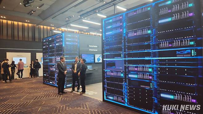 SK AI 서밋 2024 전시관에 마련된 SK의 전시존. AI DC를 형상화한 부스들이 자리하고 있다. 사진=이소연 기자&nbsp;