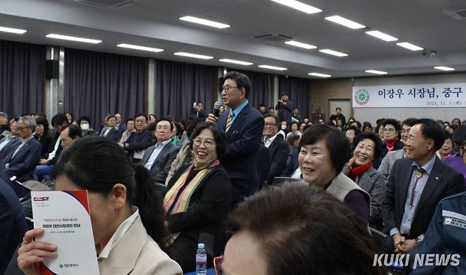 김영기 중구발전 고문이 박용래 문학관 건립을 이장우 대전시장에게 건의하고 있다. 사진=명정삼 기자