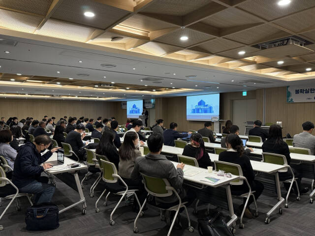 산업통상자원부 및 경기·경기FTA통상진흥센터를 포함한경기지역 통상진흥기관 협의회 참여기관들과 경기도 기업들이 협의회를 진행하고 있다. 경기중소벤처기업연합회 경기북서부FTA통상진흥센터 제공