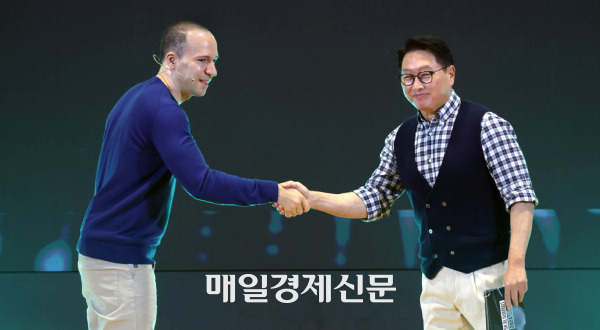 SK Chairman Chey Tae-won introduces OpenAI CEO Greg Brockman at the SK AI Summit held at COEX on the 4th. (Lee Seung-hwan)