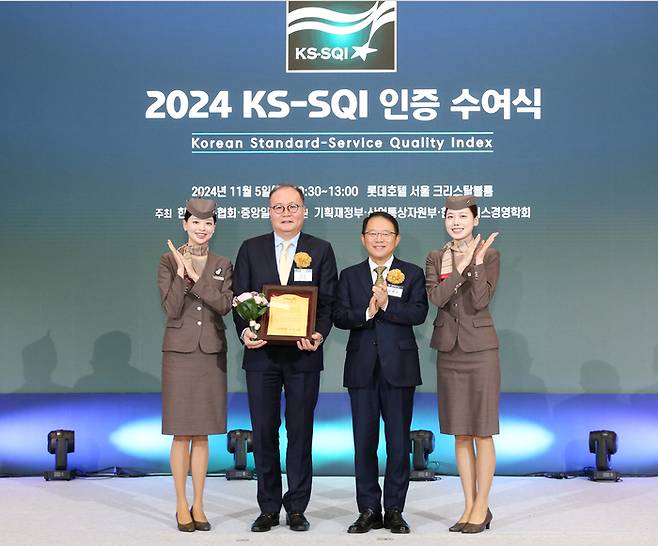 아시아나항공이 ‘2024 한국서비스품질지수(KS-SQI)’에서 ‘항공 부문’ 1위 항공사로 선정됐다. 김진 아시아나항공 경영관리본부장(왼쪽 두번째)이 5일 서울시 중구 롯데호텔 서울에서 열린 시상식에 참석해 강명수 한국표준협회 회장(왼쪽 세번째)과 기념 촬영을 하고 있다. 사진제공=아시아나항공