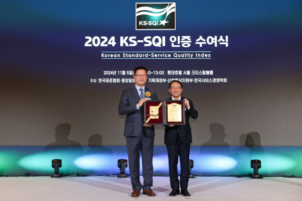 롯데렌터카가 2024 한국서비스품질지수(KS-SQI∙Korean Standard-Service Quality Index) 렌터카 부문에서 1위를 차지했다. 5일 서울 중구 롯데호텔에서 열린 시상식에서 (왼쪽부터) 이승연 롯데렌탈 개인영업본부장과 강명수 한국표준협회 회장이 기념촬영을 하고 있다 [사진출처=롯데렌탈]