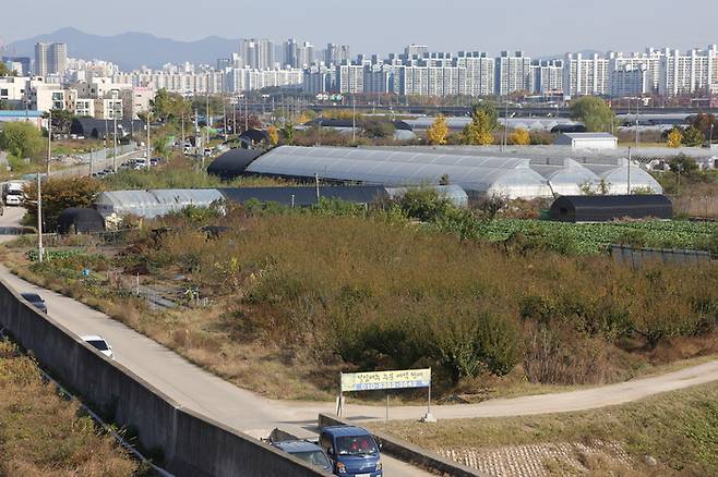 국토교통부는 5일 수도권 그린벨트 일부를 해제하고 신규 택지를 지정하는 ‘11·5 주택 공급 대책’을 발표했다. 이번 공급 대책에는 경기도 고양시 대곡역 일대가 포함됐으며, 대곡 역세권에 9천400가구의 아파트 단지가 들어설 예정이다. 사진은 5일 그린벨트가 해제된 경기도 고양시 대장동 대곡역 일대의 모습. [사진 = 연합뉴스]