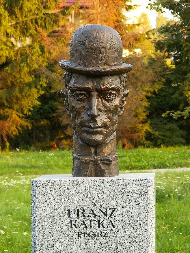 “책은 내면을 깨는 도끼여야 한다”고 말한 카프카. 그는 인류를 문학의 새로운 세계로 인도했다. 폴란드 키엘체에 자리한 카프카 흉상. [사진출처=Paweł Cieśla Staszek_Szybki_Jest ]