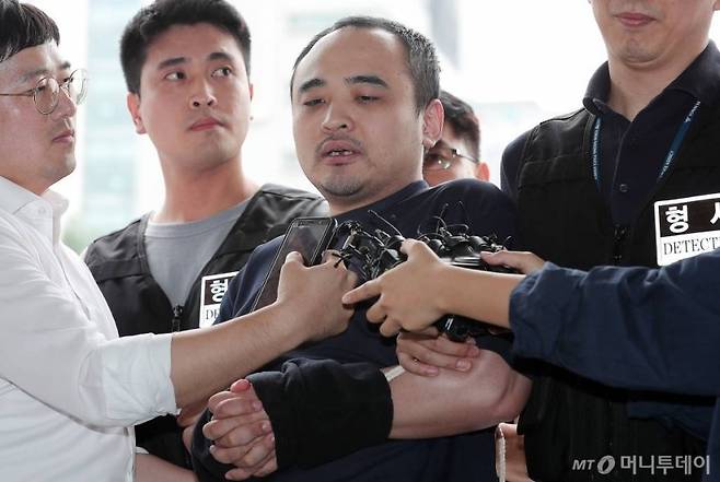 '한강 토막살인' 피의자 장대호가 2019년 8월21일 경기 고양경찰서에서 조사를 받기 위해 들어서고 있다. /사진=김창현 기자