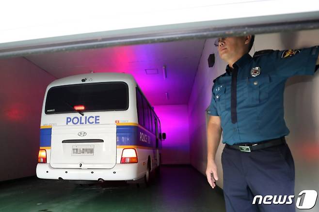 '한강 토막살인 사건' 피의자 장대호를 실은 경찰 호송차가 경기 고양시 의정부지방검찰청 고양지청에 도착하고 있다. /사진=뉴스1