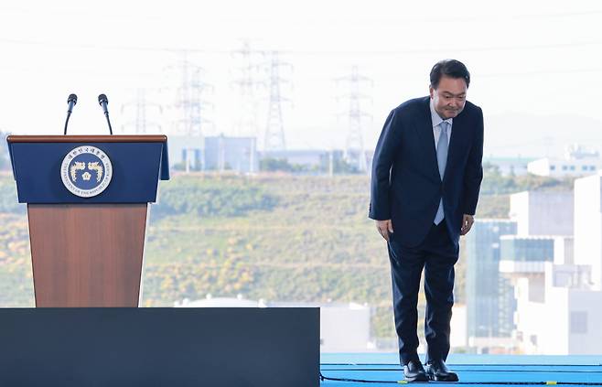 윤석열 대통령이 30일 경북 울진군 한국수력원자력 한울원자력본부에서 열린  '신한울 원전 1·2호기 종합준공 및 3·4호기 착공식'에서 축사에 앞서 인사하고 있다. /사진=뉴시스(대통령실통신사진기자단)