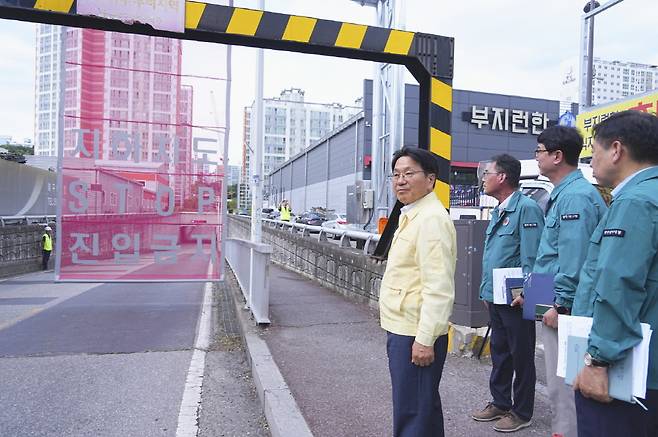 강기정 광주시장(왼쪽)죽림지하차도 현장 안전 점검 장면/사진제공=광주광역시